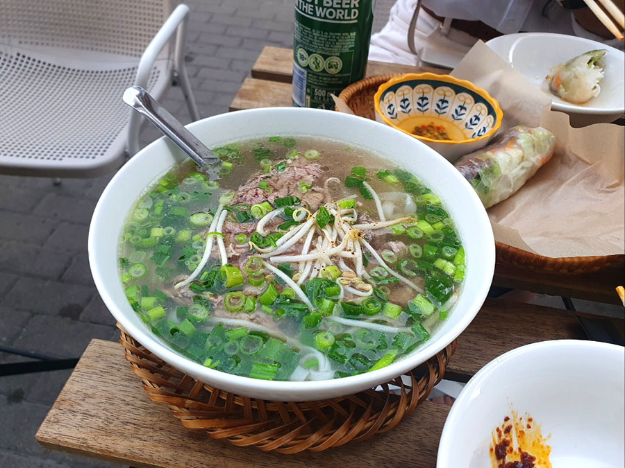 Phở bò tái와 Nem cuốn sống bò xào (사진: Datilnine)