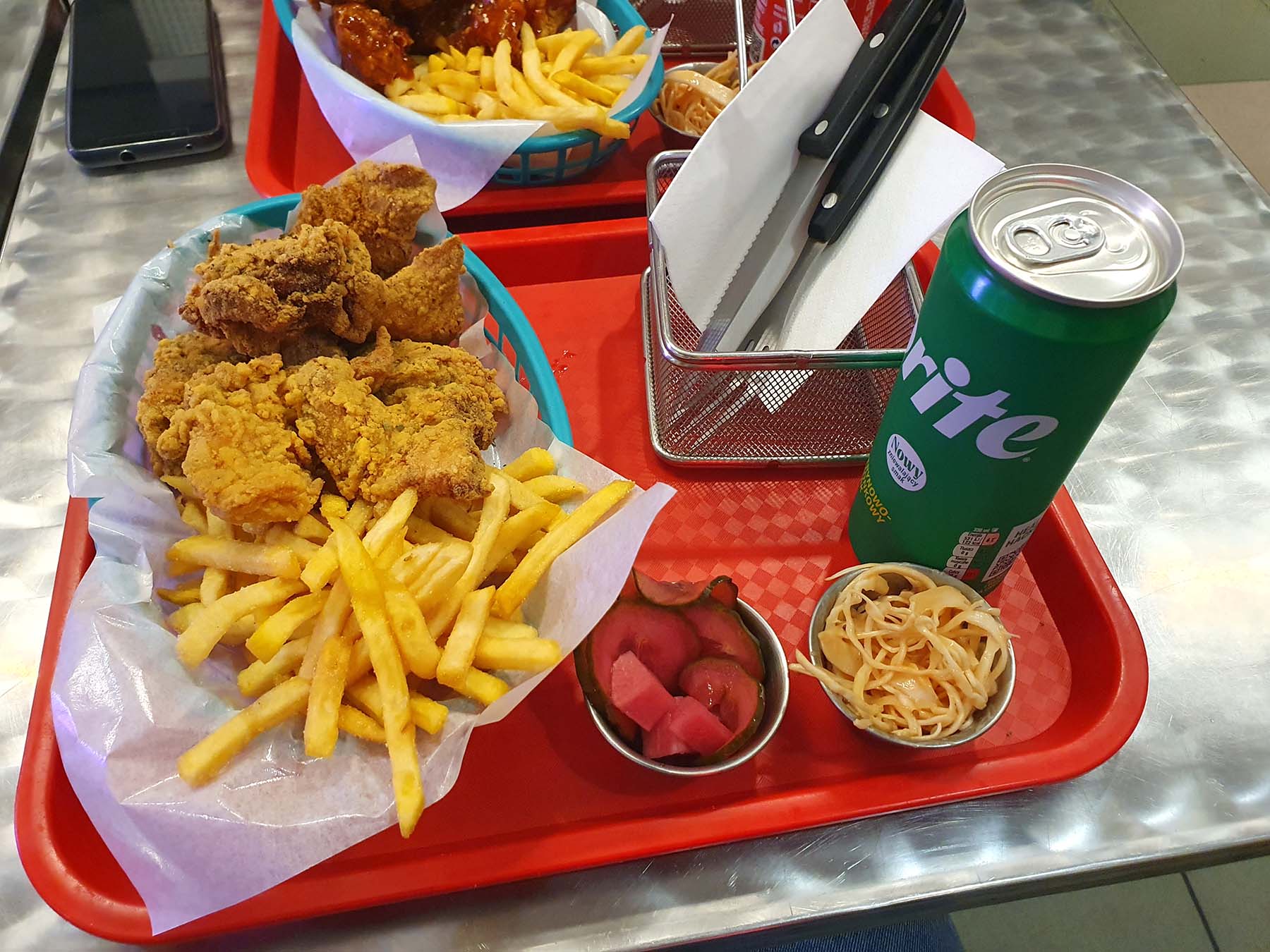 KFC, spicy KFC 반반 세트 (사진: Datilnine)